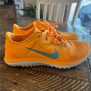 Nike Women’s 7.5 Orange and Blue Sneakers with Sporty Design